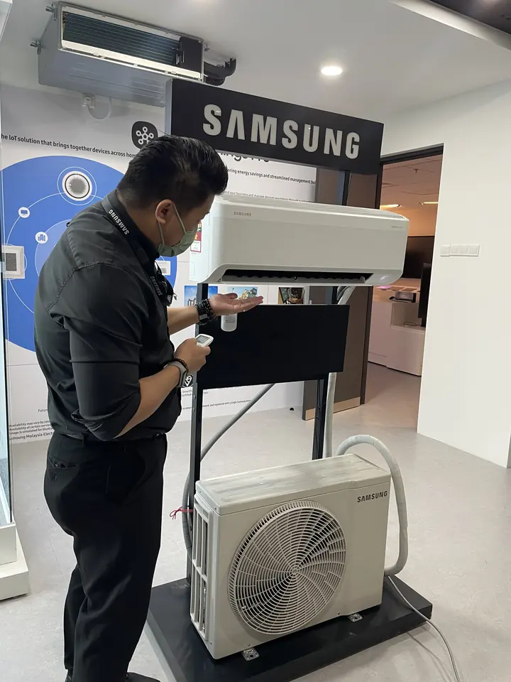 Staf Samsung demo aliran angin unit WindFree di showroom