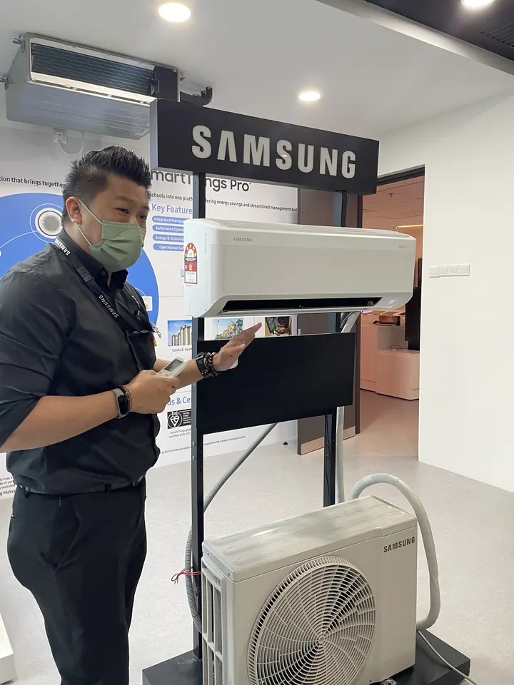 Staf Samsung tunjuk unit WindFree di showroom Samsung